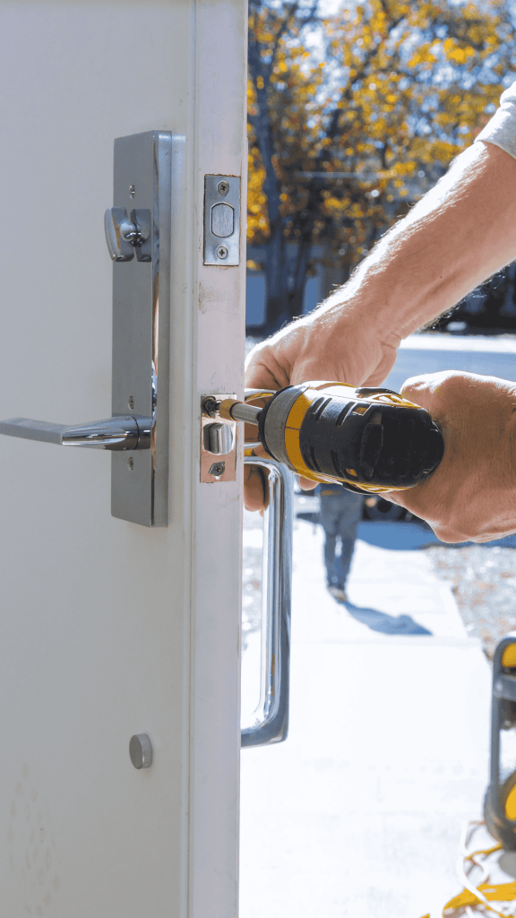 Panikschloss wird an einer Tür fachgerecht in Mainz eingebaut